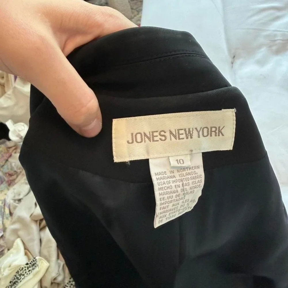 Jones New York black coat‎ with button front and collar. Size: 10